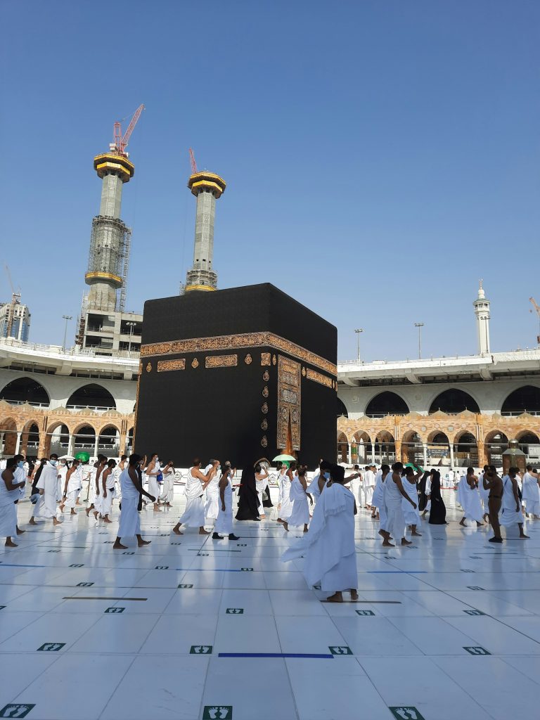 Pilger in weißer Ihram-Kleidung