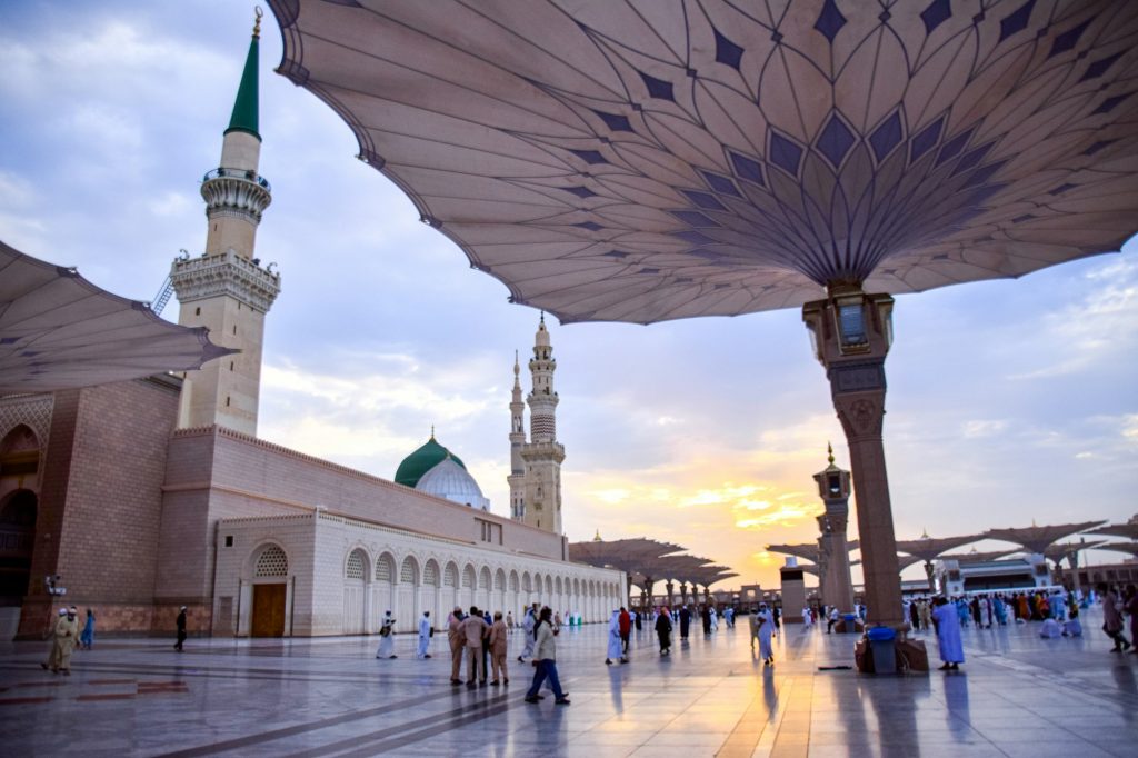 Der Hof der Prophetenmoschee mit Schirmen