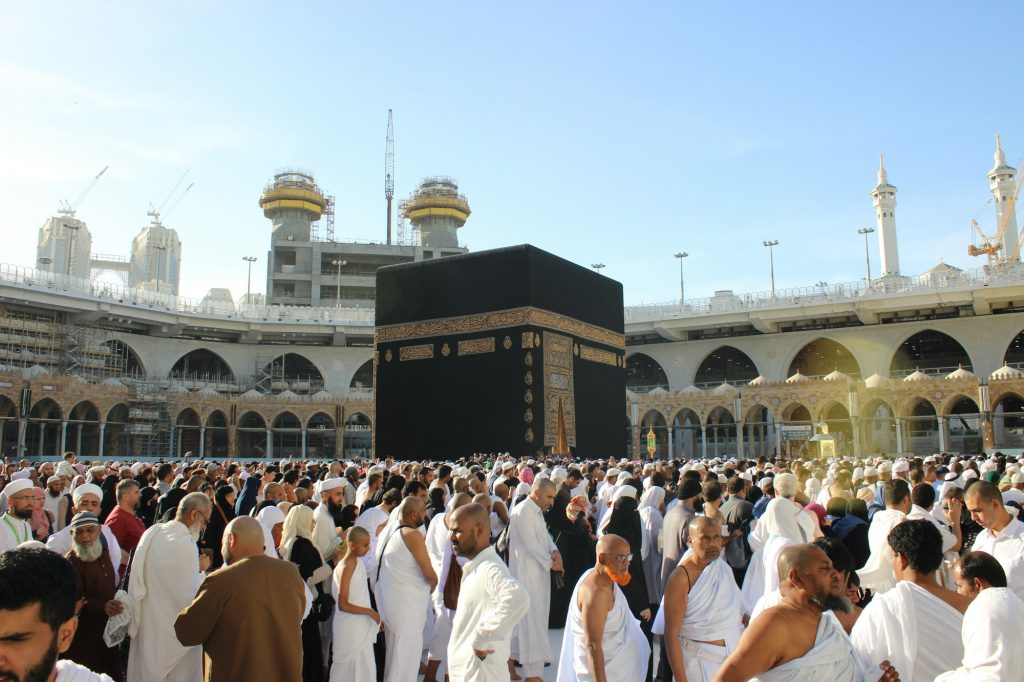 معتمرون بلباس الإحرام أثناء الطواف
